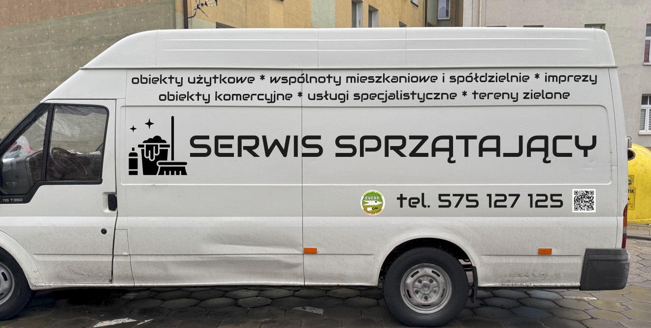 Biały samochód dostawczy z napisem 'Serwis Sprzątający', numerem telefonu i informacją o obsłudze obiektów użytkowych, wspólnot mieszkaniowych, imprez, obiektów komercyjnych, usług...
