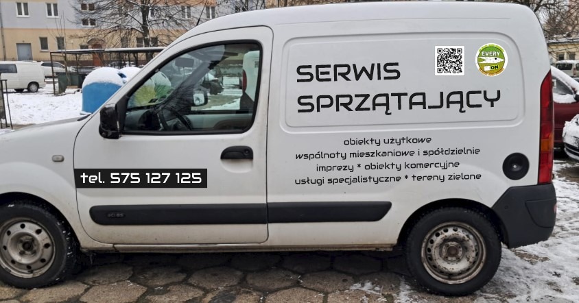 Biały samochód dostawczy z czarnym napisem 'Serwis Sprzątający', numerem telefonu 575 127 125, kodem QR i logo firmy 'Every On' na tle zimowego krajobrazu.