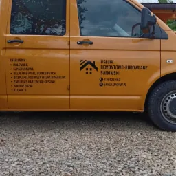 Żółty samochód dostawczy z reklamą usług remontowo-budowlanych firmy z Myślenic, oferującej malowanie, szpachlowanie, układanie paneli, ocieplenia poddaszy, zabudowy karton-gips i elewacje.