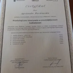 Certyfikat ukończenia szkolenia z proekologicznych rozwiązań w przedsiębiorstwie budowlanym, wydany przez Akademię Finansów i Biznesu Vistula, z wyszczególnionymi tematami obejmującymi systemy...