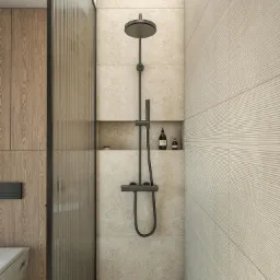 Nowoczesna łazienka z kabiną prysznicową typu walk-in, wykończona beżowymi płytkami z subtelną fakturą, minimalistyczna armatura w kolorze grafitowym, drewniane panele ścienne i podświetlane sufity.