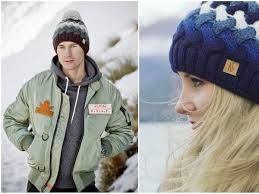 Mężczyzna w kurtce bomberce i czapce z pomponem na tle zimowego krajobrazu, obok zbliżenie kobiety w niebieskiej czapce z widocznym logo na tle rozmytego krajobrazu.