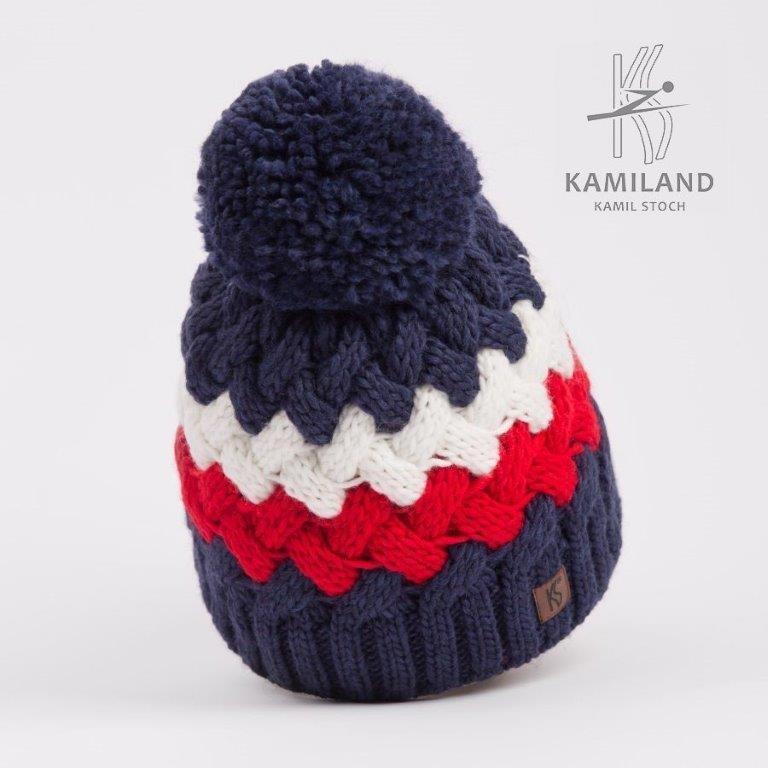 Czapka zimowa z pomponem, w kolorach granatowym, białym i czerwonym, z warkoczowym splotem i logo marki 'Kamiland'.