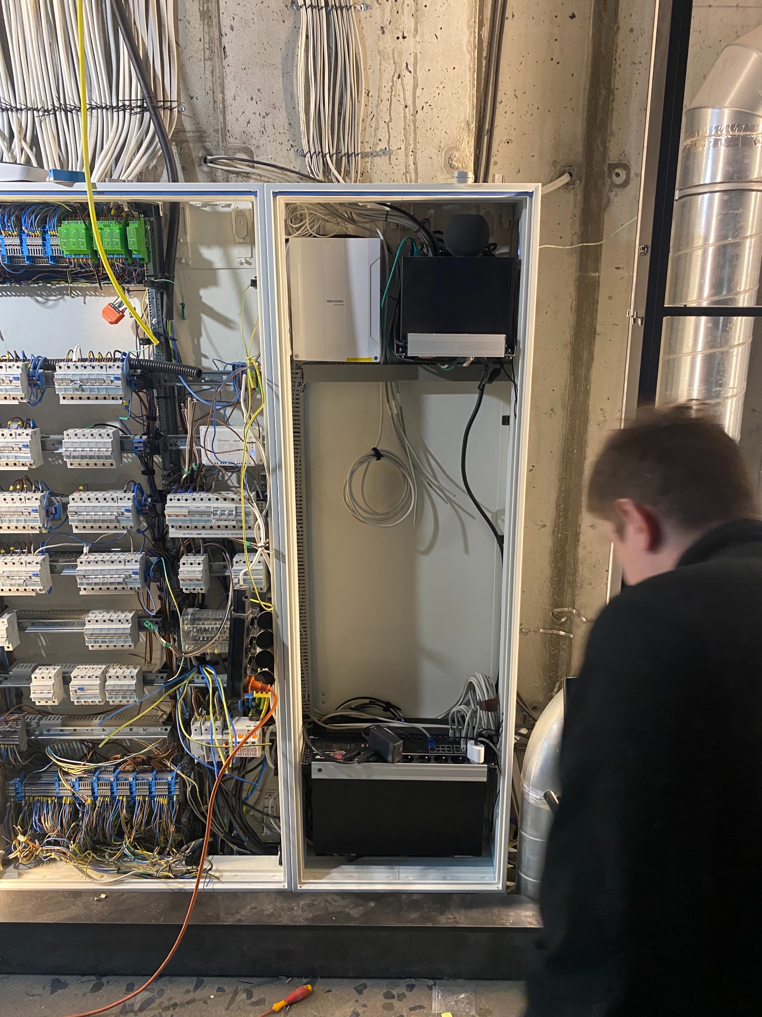 Automatyka budynkowa oparta o modułu Shelly oraz centrala alarmowa AXPRO wraz z systemem CCTV