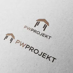 Dwa identyczne logotypy 'PWPROJEKT' z symbolem domu powyżej, wytłoczone na teksturowanym, białym papierze.