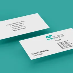 Dwie wizytówki firmy Eris Partner Lublin Sp. z o.o. na turkusowym tle, prezentujące dane adresowe, kontaktowe oraz logo firmy.