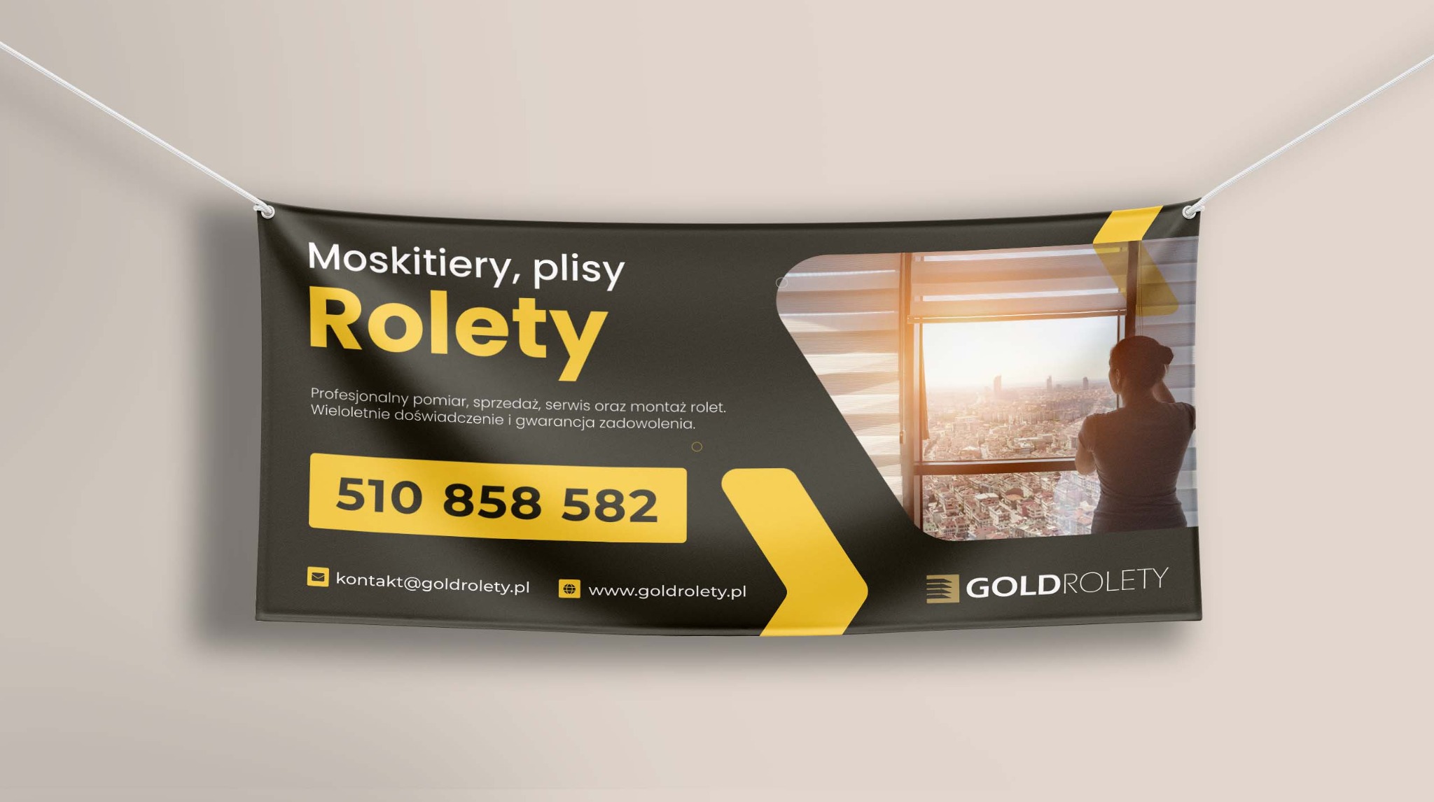 Baner reklamowy z napisem 'Moskitiery, plisy, Rolety' oraz numerem telefonu i adresem strony internetowej, przedstawiający widok z okna na miasto i sylwetkę kobiety.