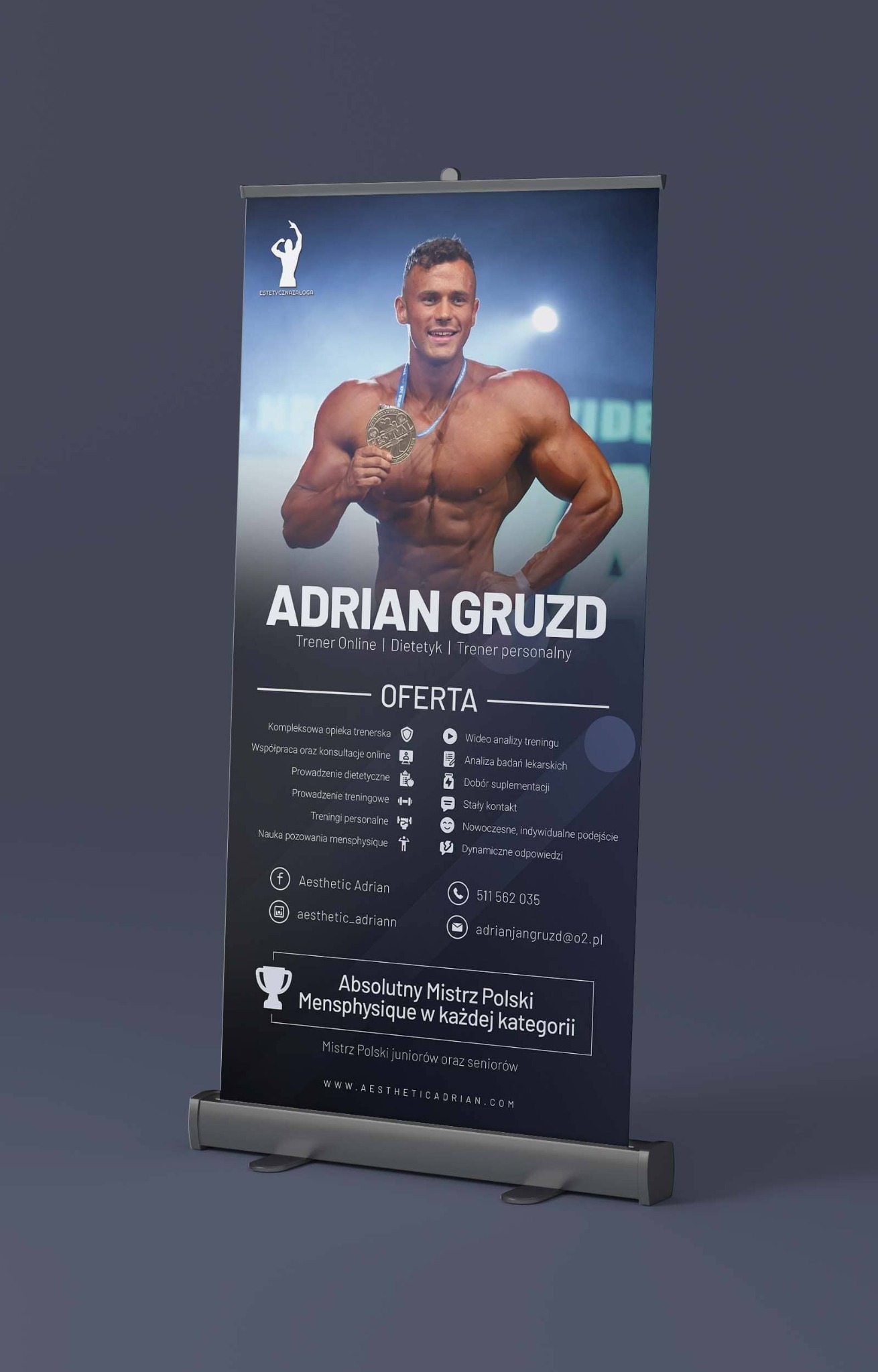 Roll-up reklamowy z wizerunkiem muskularnego mężczyzny z medalem, prezentujący ofertę trenera personalnego, dietetyka i trenera online, z danymi kontaktowymi i informacją o tytułach mistrzowskich.