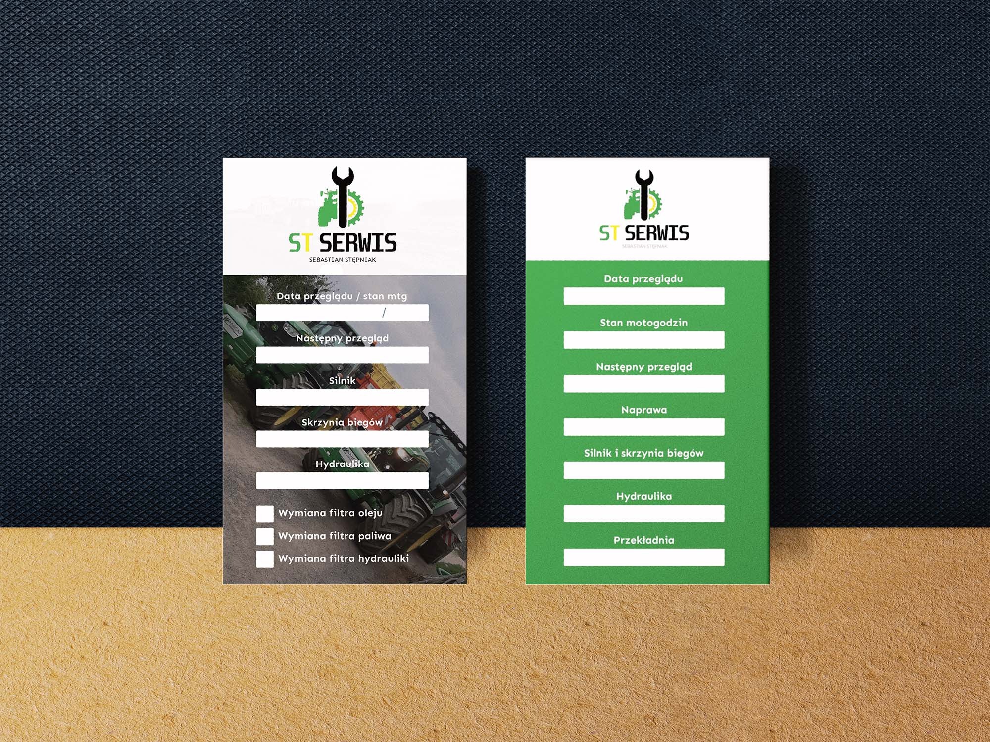 Dwie wizytówki serwisu maszyn rolniczych ST Serwis z logo klucza i zębatki, jedna z elementami graficznymi traktora, druga z zielonym tłem, prezentujące dane przeglądu, stan motogodzin oraz listę...