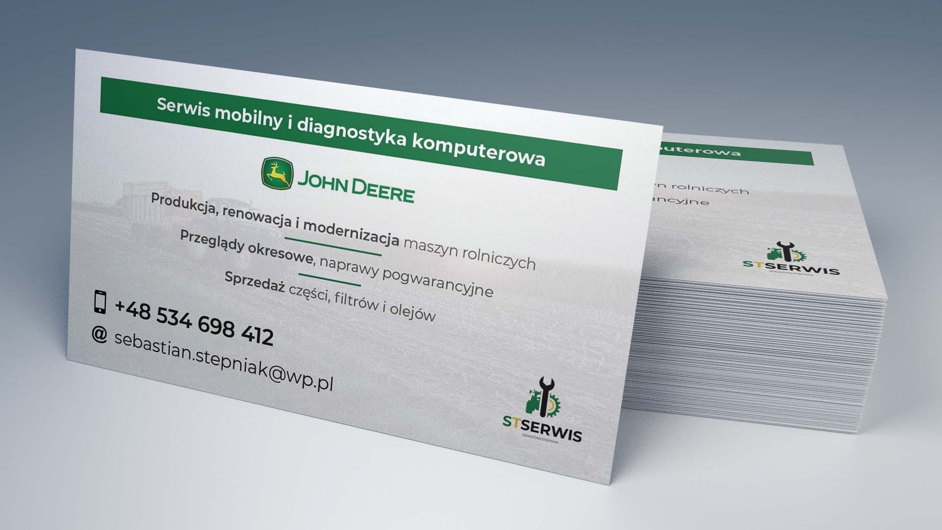 Stos wizytówek z logo John Deere i ST Serwis, oferujących serwis mobilny i diagnostykę komputerową maszyn rolniczych, produkcję, renowację, modernizację oraz sprzedaż części.