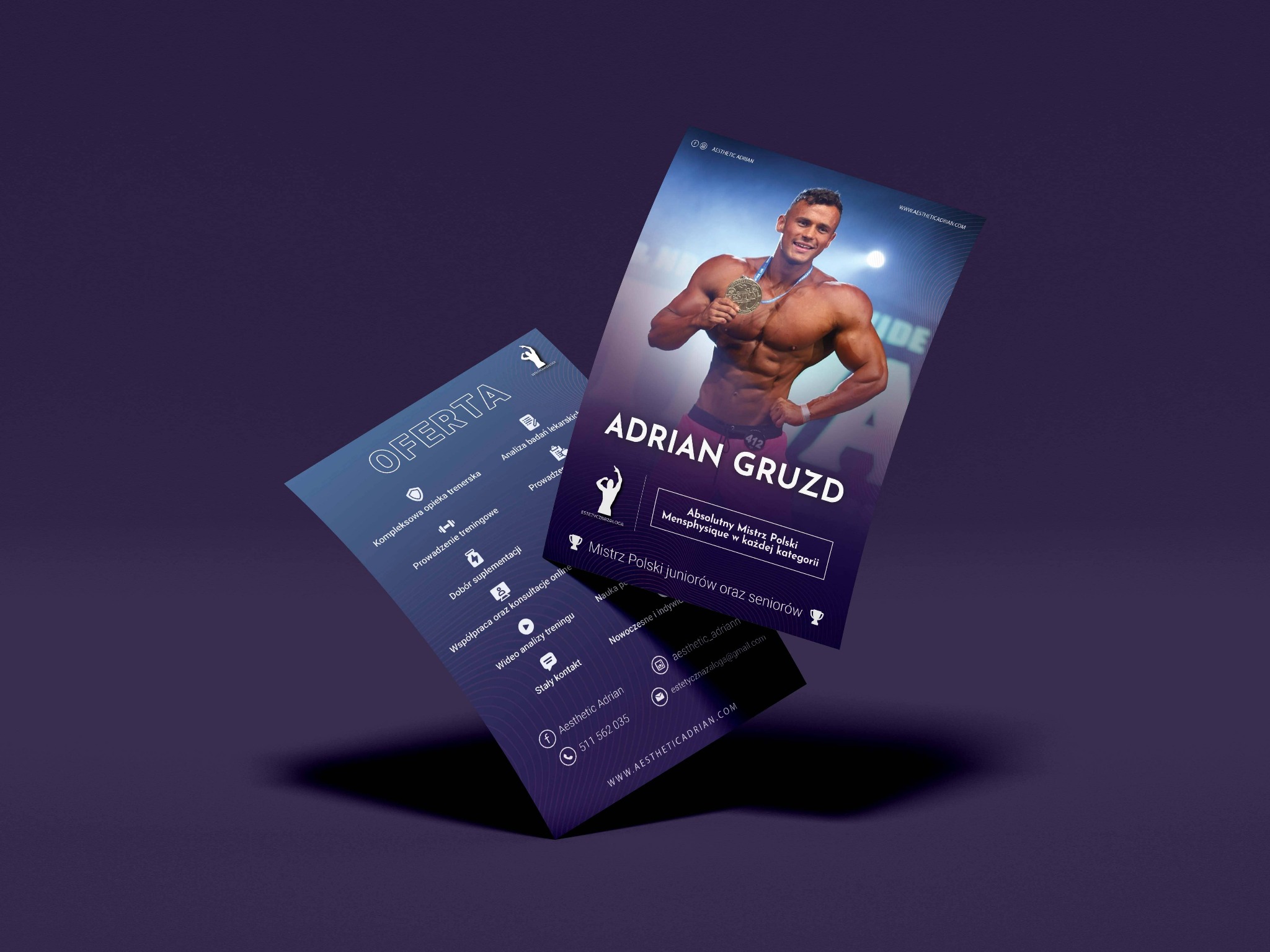 Dwie wizytówki na fioletowym tle, jedna z napisem OFERTA i ikonami usług, druga z wizerunkiem kulturysty Adriana Gruzda, jego imieniem i nazwiskiem, tytułami sportowymi oraz danymi kontaktowymi.