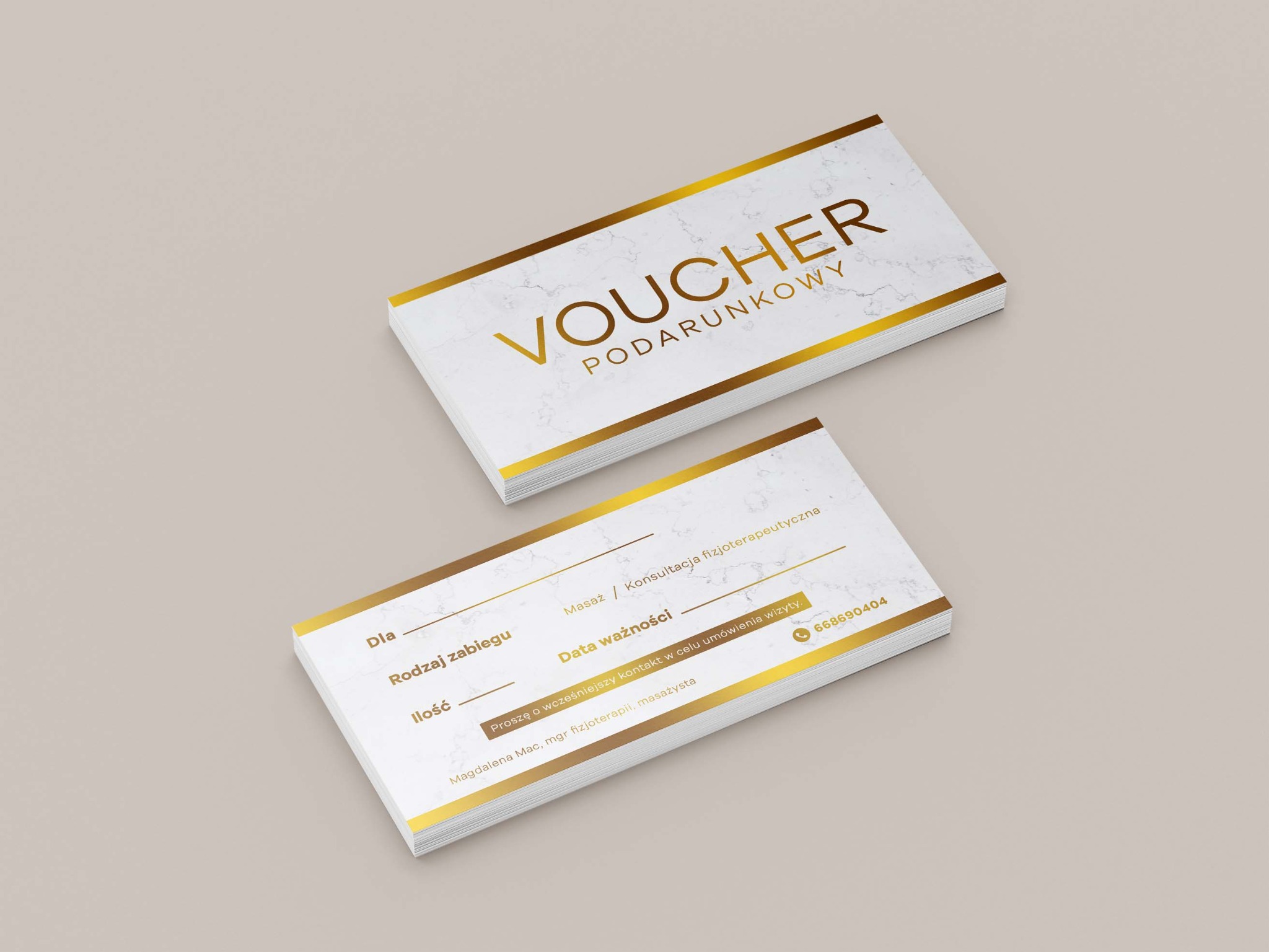 Stos wizytówek/voucherów podarunkowych z marmurkowym tłem i złotymi akcentami, w tym napis Voucher Podarunkowy i dane kontaktowe fizjoterapeuty/masażysty.