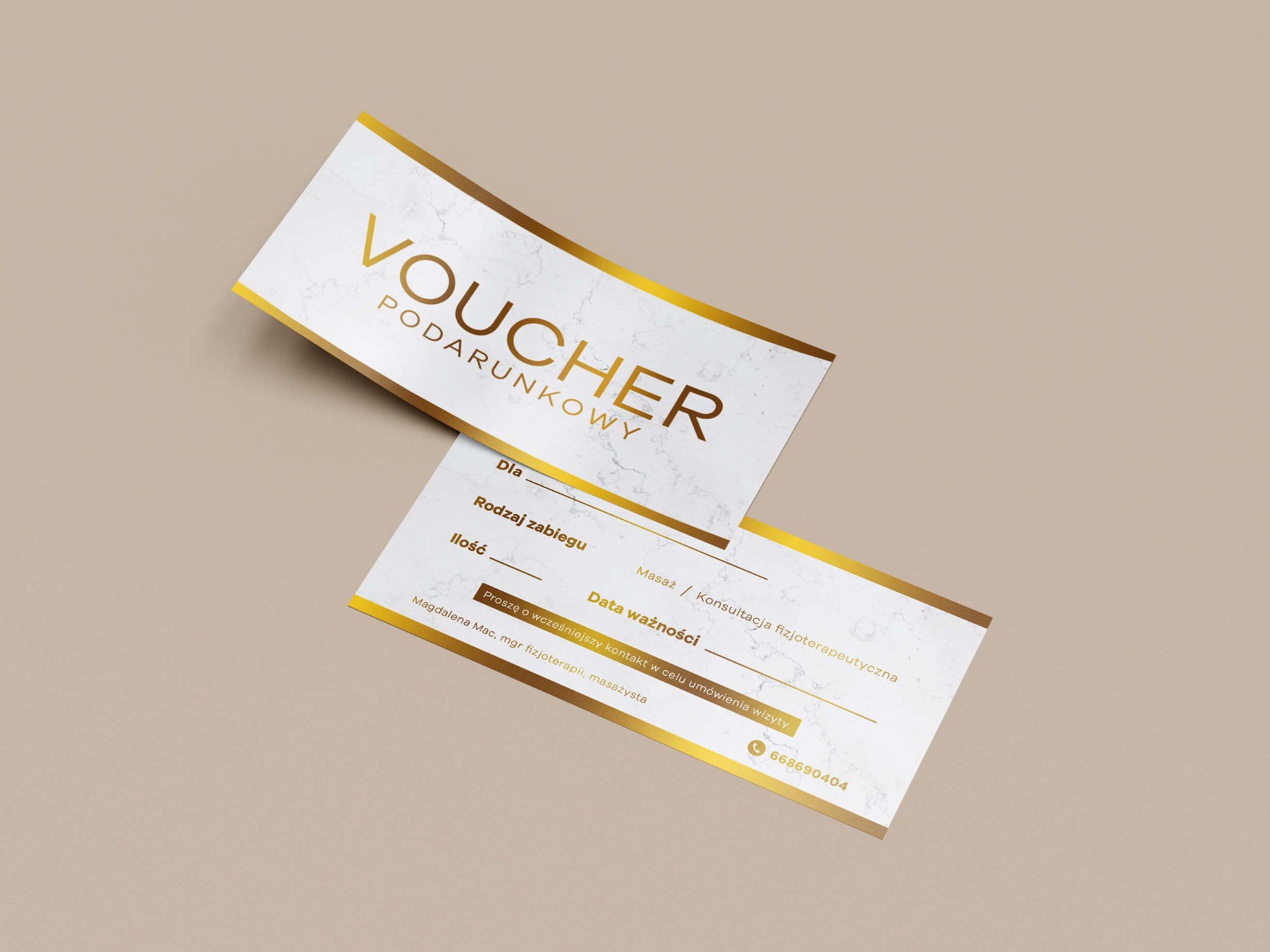 Elegancki voucher podarunkowy z marmurowym tłem i złotymi akcentami, leżący na beżowym tle. Voucher zawiera dane do wypełnienia, takie jak 'Dla', 'Rodzaj zabiegu', 'Ilość' oraz 'Data ważności',...