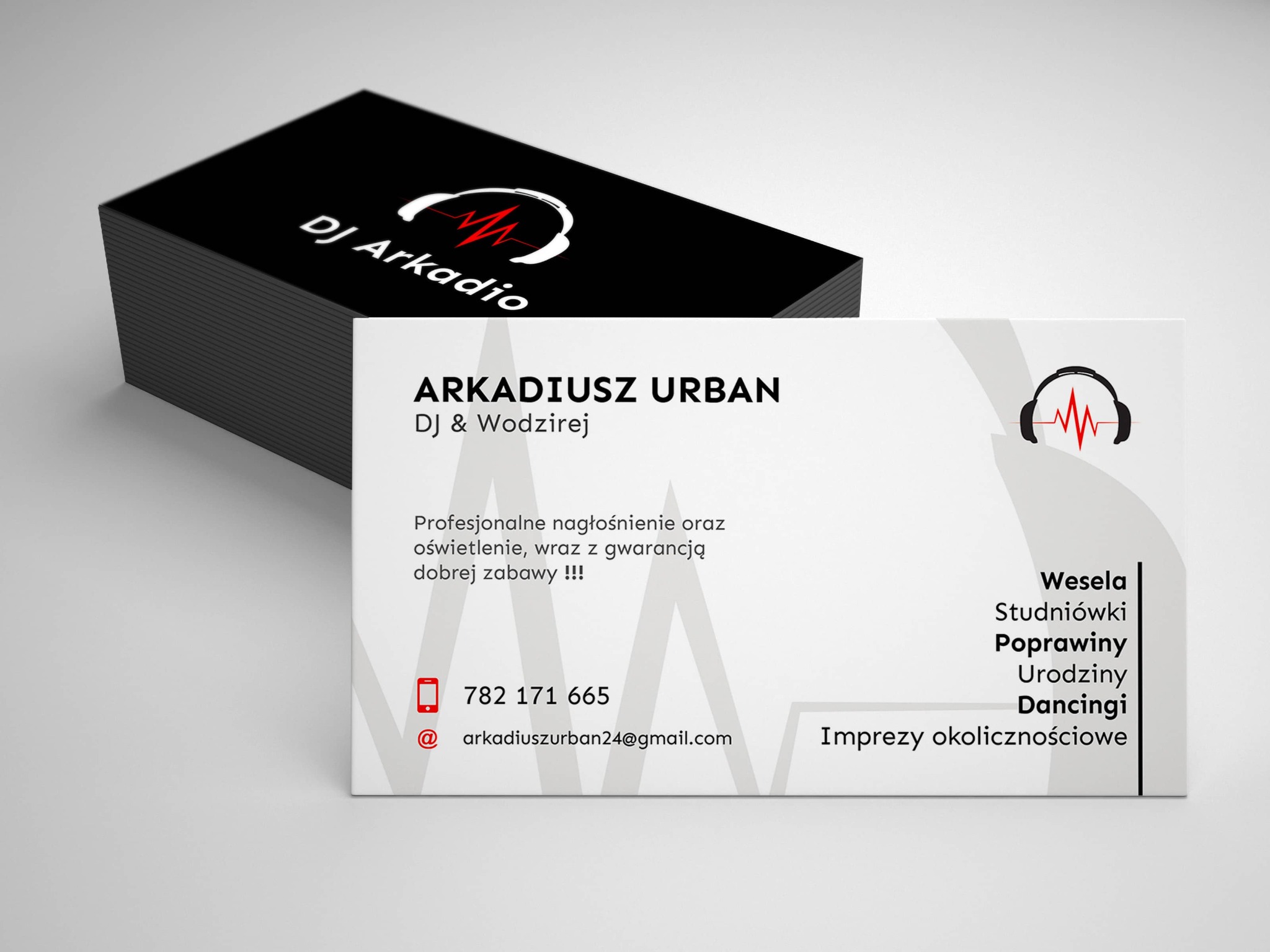 Stos wizytówek DJ Arkadio z logo słuchawek i pulsu, oraz wizytówka Arkadiusza Urbana, DJ-a i Wodzireja, z ofertą nagłośnienia i oświetlenia na wesela, studniówki, urodziny i inne imprezy...