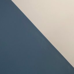 Picasso - Ściana pomalowana w połowie na granatowo, w połowie na kremowo, z widoczną fakturą farby.