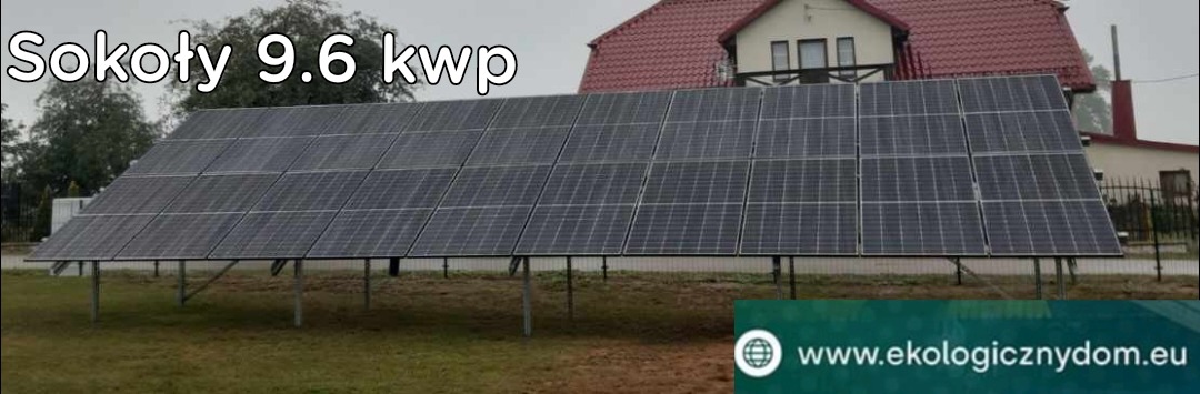 Instalacja paneli słonecznych o mocy 9.6 kW na metalowej konstrukcji, widoczny budynek mieszkalny w tle, znak wodny z adresem strony internetowej w dolnym prawym rogu.