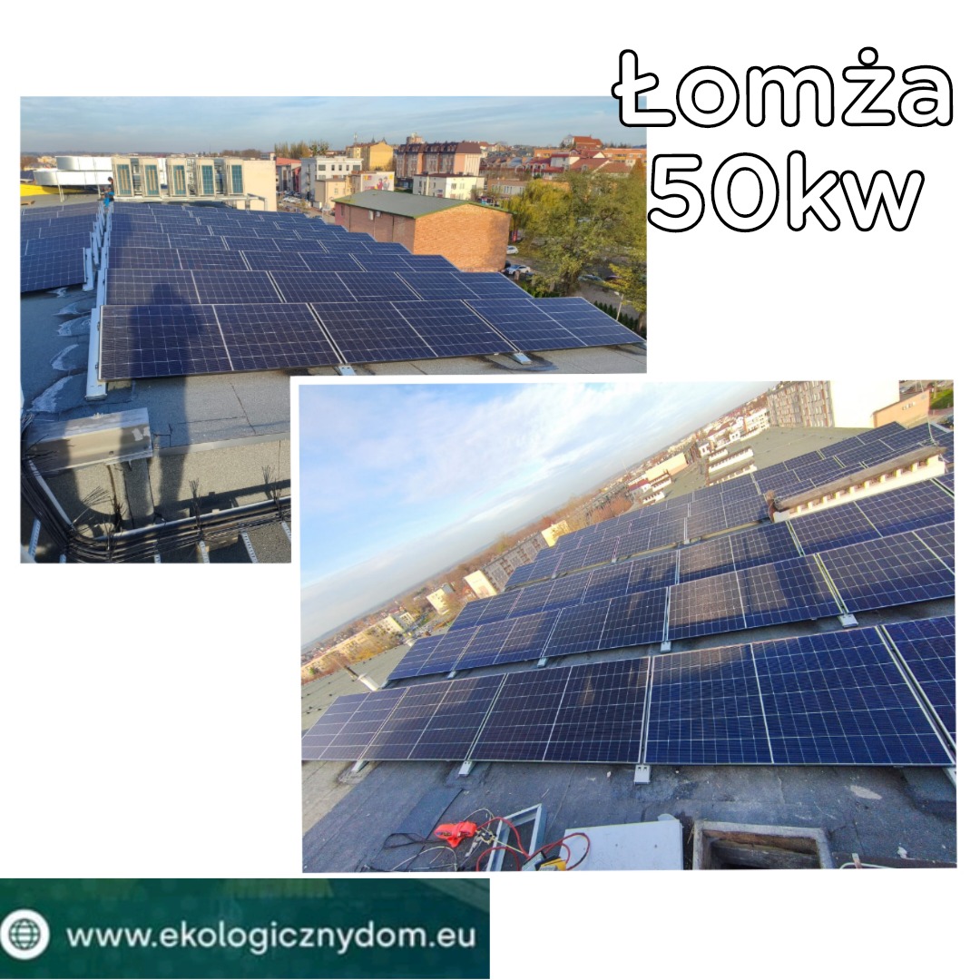 Instalacja paneli słonecznych na dachu budynku w Łomży, o mocy 50kW. Widok z góry na panele, w tle zabudowa miejska. U dołu widoczny adres strony internetowej.