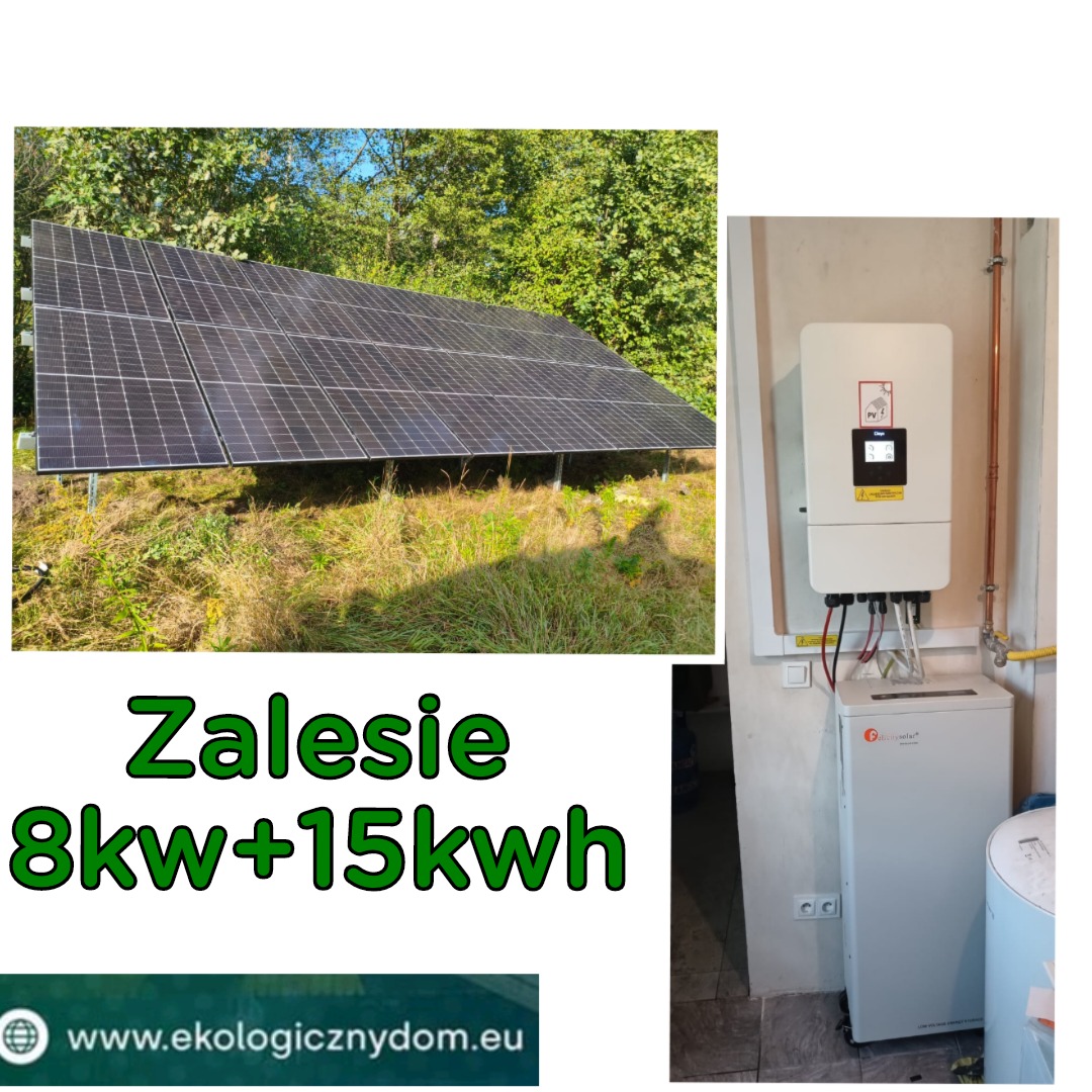 Instalacja fotowoltaiczna na trawiastym terenie obok drzew, z białym inwerterem i akumulatorem wewnątrz budynku. Zalesie 8kW+15kWh.