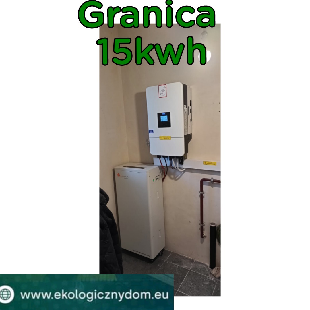 Biały inwerter fotowoltaiczny i akumulator 15kWh zamontowane na ścianie w pomieszczeniu. Widoczne przewody i rury instalacyjne. Ujęcie z dołu.