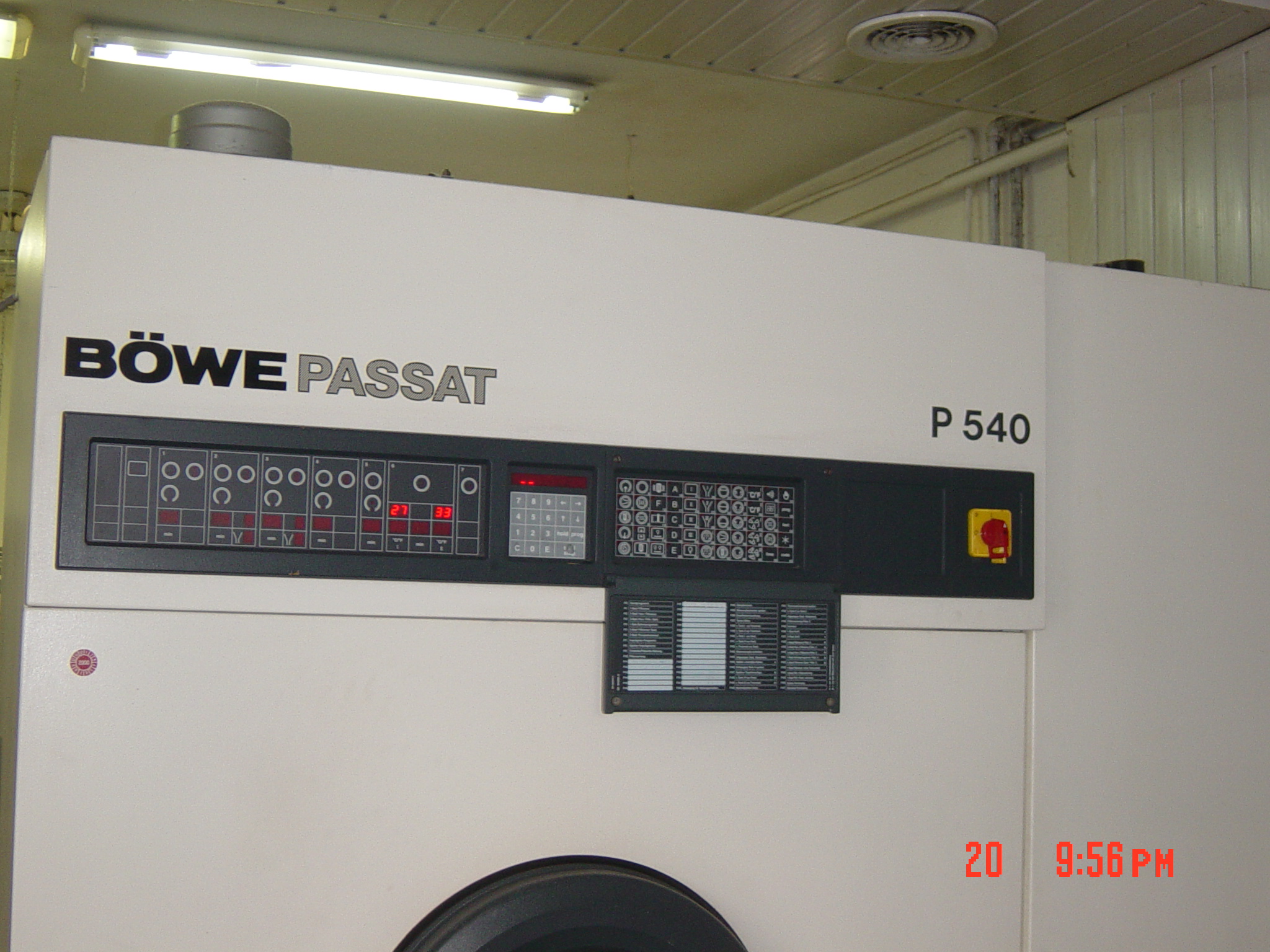 Przemysłowa pralnico-wirówka BÖWE PASSAT P 540 z panelem sterowania, wyświetlaczami LED i instrukcją obsługi na obudowie.