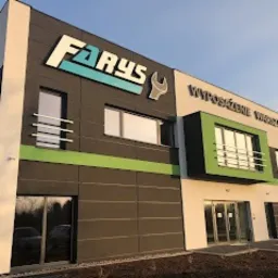 Elewacja budynku z logo firmy Farys i napisem 'Wyposażenie warsztatów', nowoczesna architektura z elementami zieleni i szarości.