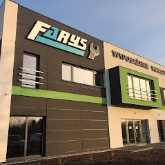 Elewacja budynku z logo firmy Farys i napisem 'Wyposażenie warsztatów', nowoczesna architektura z elementami zieleni i szarości.