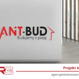 Wizualizacja logo firmy budowlanej ANT-BUD, z czerwonym napisem 'ANT' i czarnym 'BUD' zakończonym symbolem domu, obok pionowe żaluzje okienne.