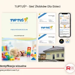 Identyfikacja wizualna żłobka Tuptuś: wizytówki, ulotka, strona internetowa na telefonie oraz zdjęcie budynku żłobka i bawiącego się dziecka klockami.