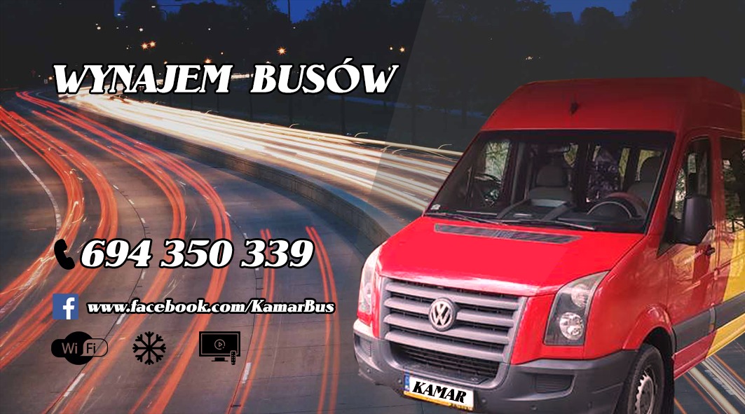 Czerwony bus marki Volkswagen z numerem telefonu i adresem Facebooka na tle rozmazanych świateł nocnej autostrady.