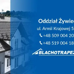 Grafika reklamowa firmy Blachotrapez z oddziałem w Żywcu, prezentująca domy z dachami krytymi blachą trapezową w tle, z adresem i numerami telefonów na niebieskim tle.