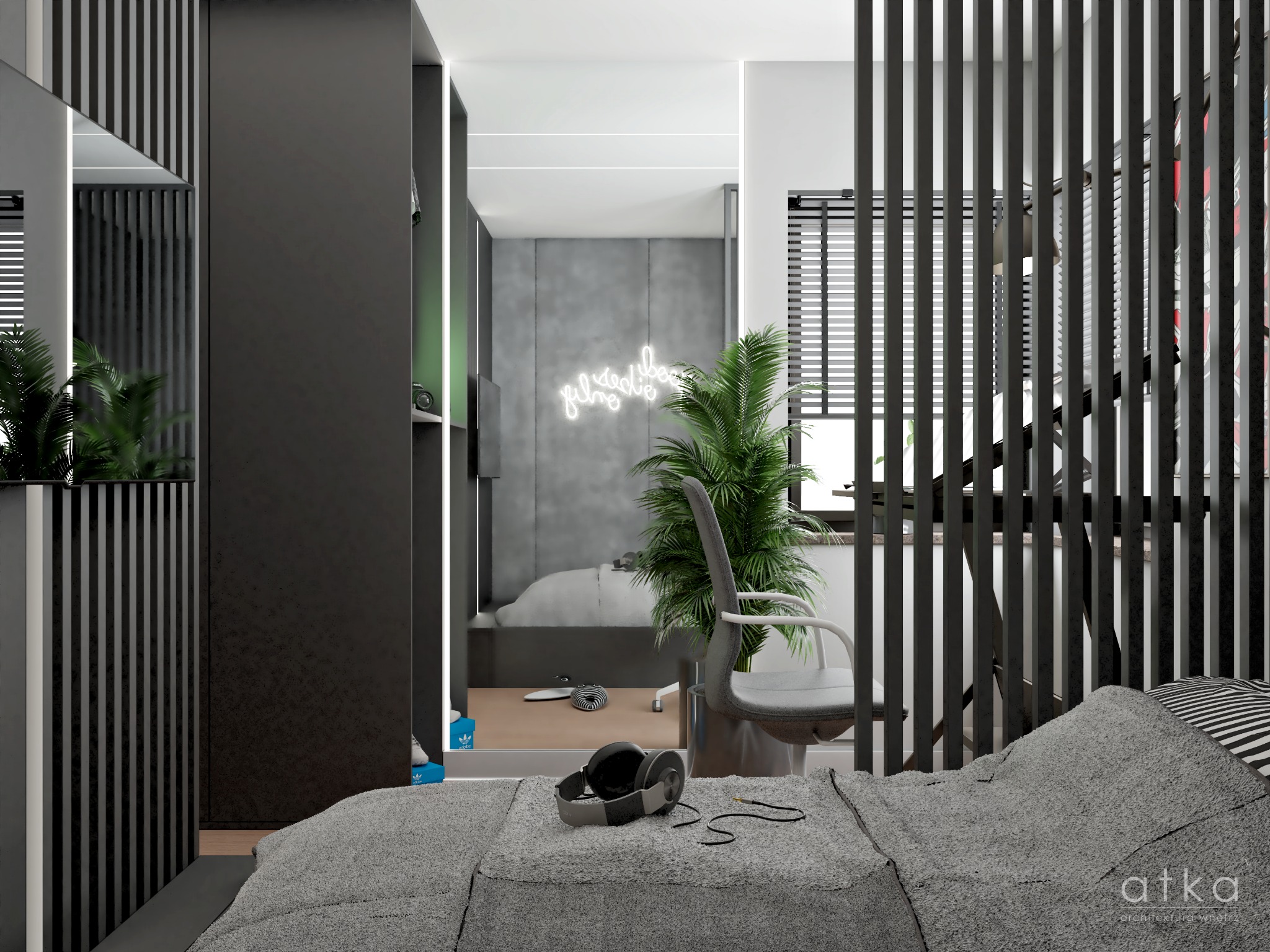 Nowoczesna sypialnia z łóżkiem w szarym odcieniu, biurkiem z rośliną doniczkową i słuchawkami leżącymi na pościeli, widziana przez dekoracyjne, pionowe panele.