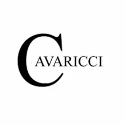Logo firmy odzieżowej CAVARICCI, czarna litera C z nazwą firmy napisaną cienką czcionką wewnątrz litery.