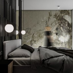 Jagiełło di Office Studio Projektowe - Nowoczesna sypialnia z tapetą w motywy roślinne i designerskimi lampami kulami. Ciemna drewniana ażurowa ściana dodaje unikalnego charakteru.