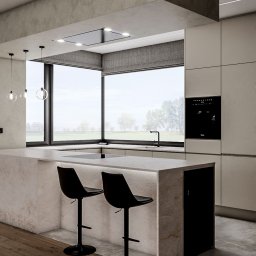 Jagiełło di Office Studio Projektowe - Minimalistyczna kuchnia z wyspą oświetloną od dołu, czarne hokery, duże okno z roletą rzymską i zabudowane sprzęty AGD w jasnych szafkach.