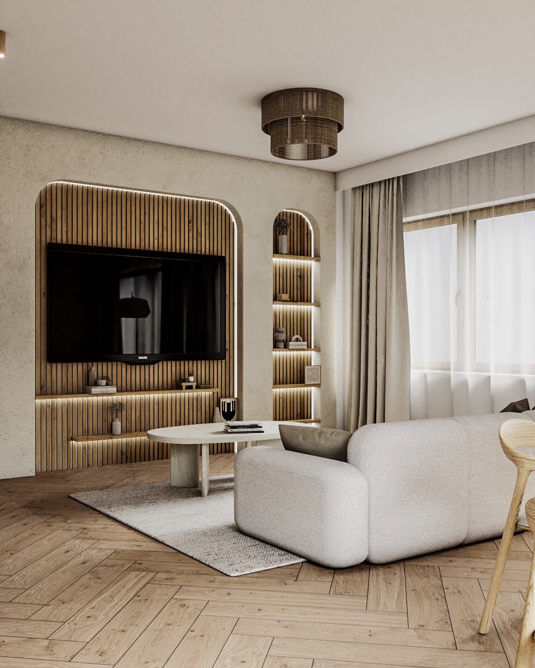 Salon w stylu boho z drewnianą ścianą TV, okrągłym stolikiem i beżową sofą. Dębowy parkiet w jodełkę, dekoracyjne półki z oświetleniem LED i rattanowa lampa.