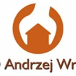Brązowe logo firmy PRD Andrzej Wróbel przedstawiające stylizowany dom w okręgu z elementami przypominającymi ręce lub liście.