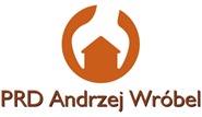 Brązowe logo firmy PRD Andrzej Wróbel przedstawiające stylizowany dom w okręgu z elementami przypominającymi ręce lub liście.