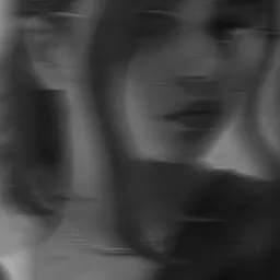 Czarno-białe, rozmyte portretowe ujęcie kobiety z delikatnym naszyjnikiem, z efektem wizualnym przypominającym glitch art.
