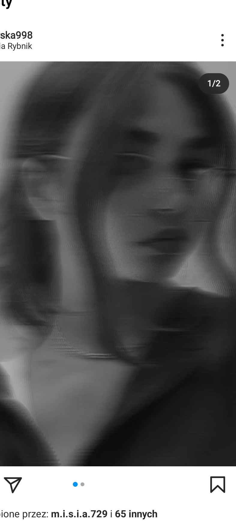 Czarno-białe, rozmyte portretowe ujęcie kobiety z delikatnym naszyjnikiem, z efektem wizualnym przypominającym glitch art.