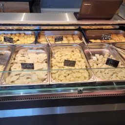 Wszystkie dania mączne w naszej ofercie przygotowywane są na oczach klientów, tuż za szybką:)