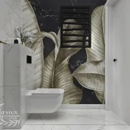 Nowoczesna łazienka z marmurowymi płytkami, wiszącą toaletą, czarnym grzejnikiem drabinkowym i tapetą w motywy liści, akcentowana złotymi listwami.