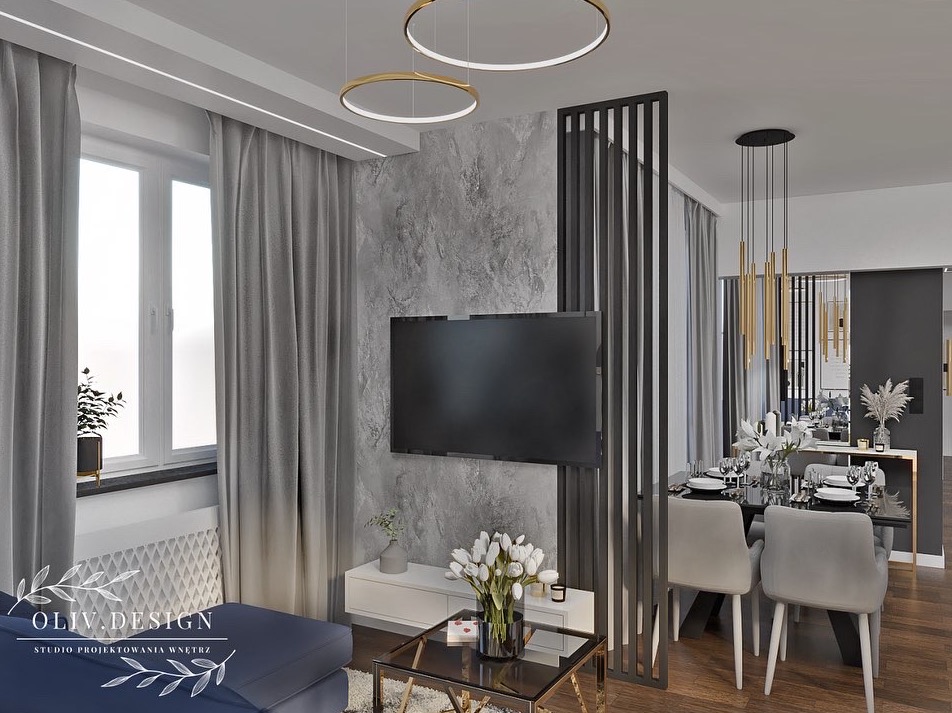 Wizualizacja salonu z jadalnią w odcieniach szarości i bieli, z akcentami złota w oświetleniu. Na pierwszym planie sofa w kolorze granatowym, szare zasłony, szorstka ściana z telewizorem...