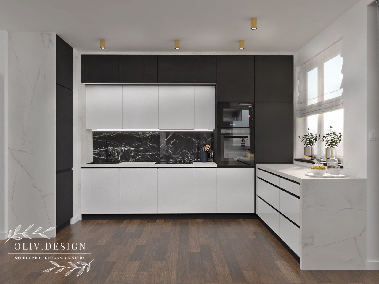 Nowoczesna kuchnia z białymi szafkami dolnymi i czarnymi górnymi, marmurowy backsplash i blat, drewniana podłoga, oświetlenie punktowe, roślina w oknie.