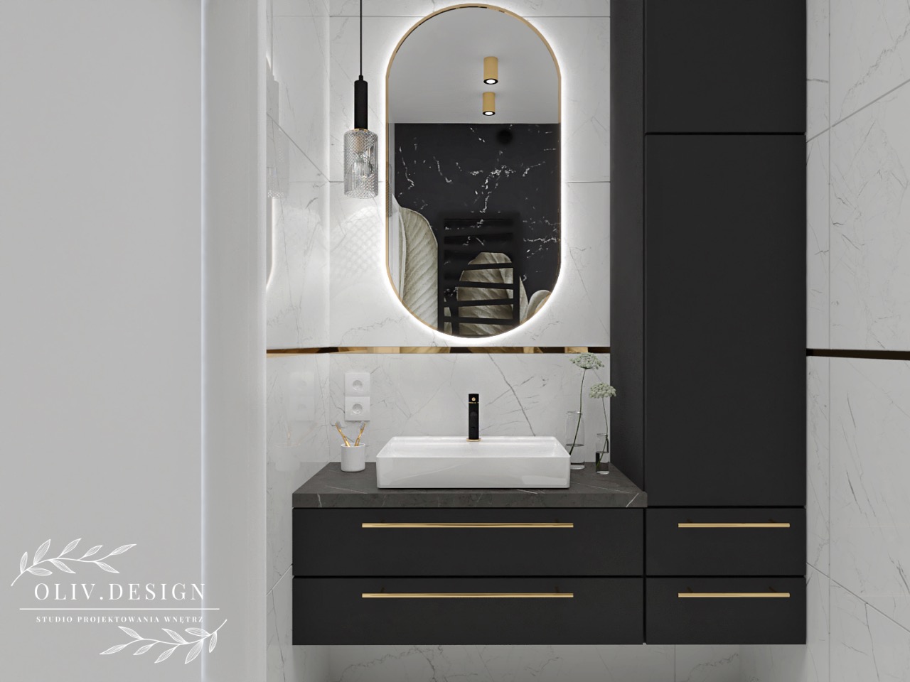 Nowoczesna łazienka z marmurowymi płytkami, podświetlanym lustrem w złotej ramie, czarnymi szafkami z złotymi uchwytami, białą umywalką i dekoracyjną lampą wiszącą.
