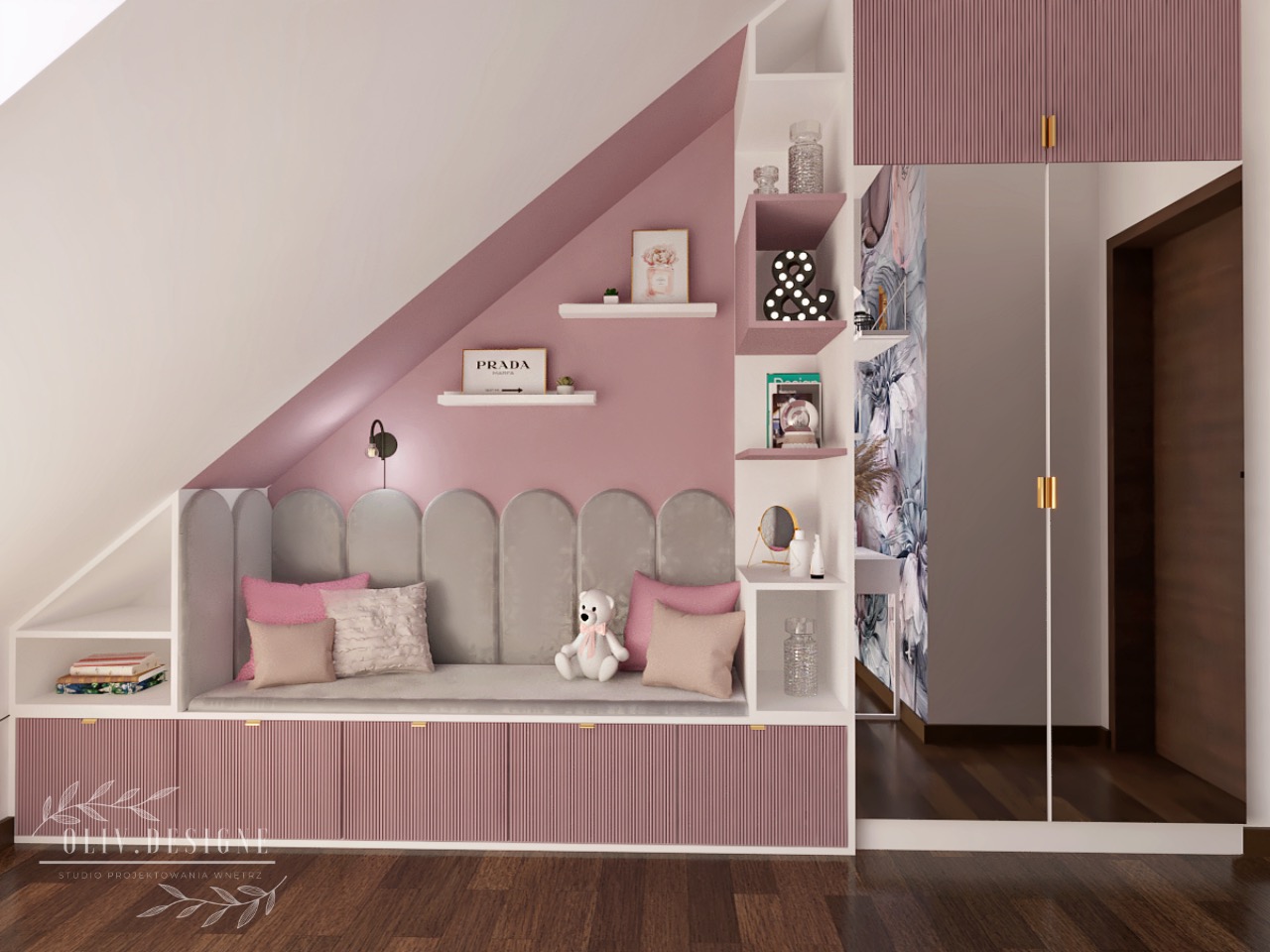 Pokój dziecięcy w odcieniach różu i szarości z zabudową pod skosem, miękkim siedziskiem, półkami i szafą z lustrzanymi drzwiami, dekorowany pluszowym misiem i poduszkami.