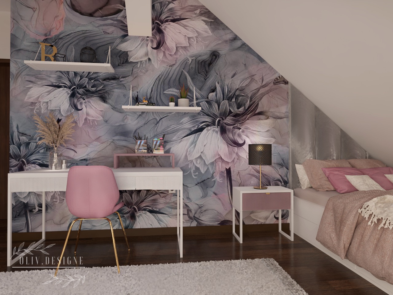 Pokój młodzieżowy na poddaszu z biurkiem, różowym krzesłem i tapetą w kwiaty, oświetlony lampką nocną na szafce przy łóżku.