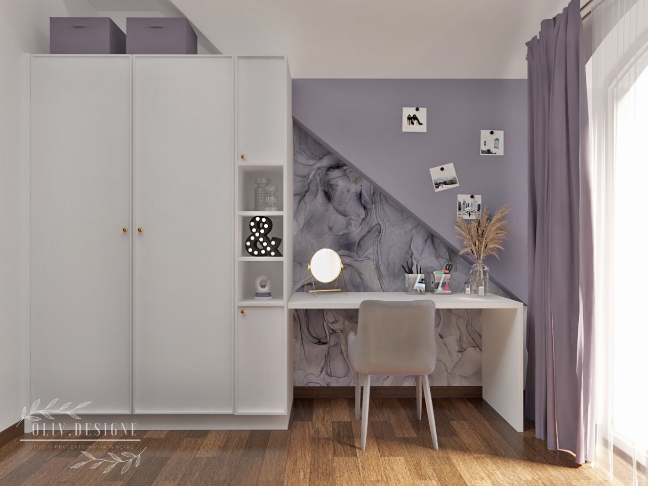 Pokój młodzieżowy z białym biurkiem, krzesłem w kolorze taupe, szafą z półkami i dekoracyjną tapetą w odcieniach szarości i fioletu, oświetlony naturalnym światłem z okna zasłoniętego fioletową...