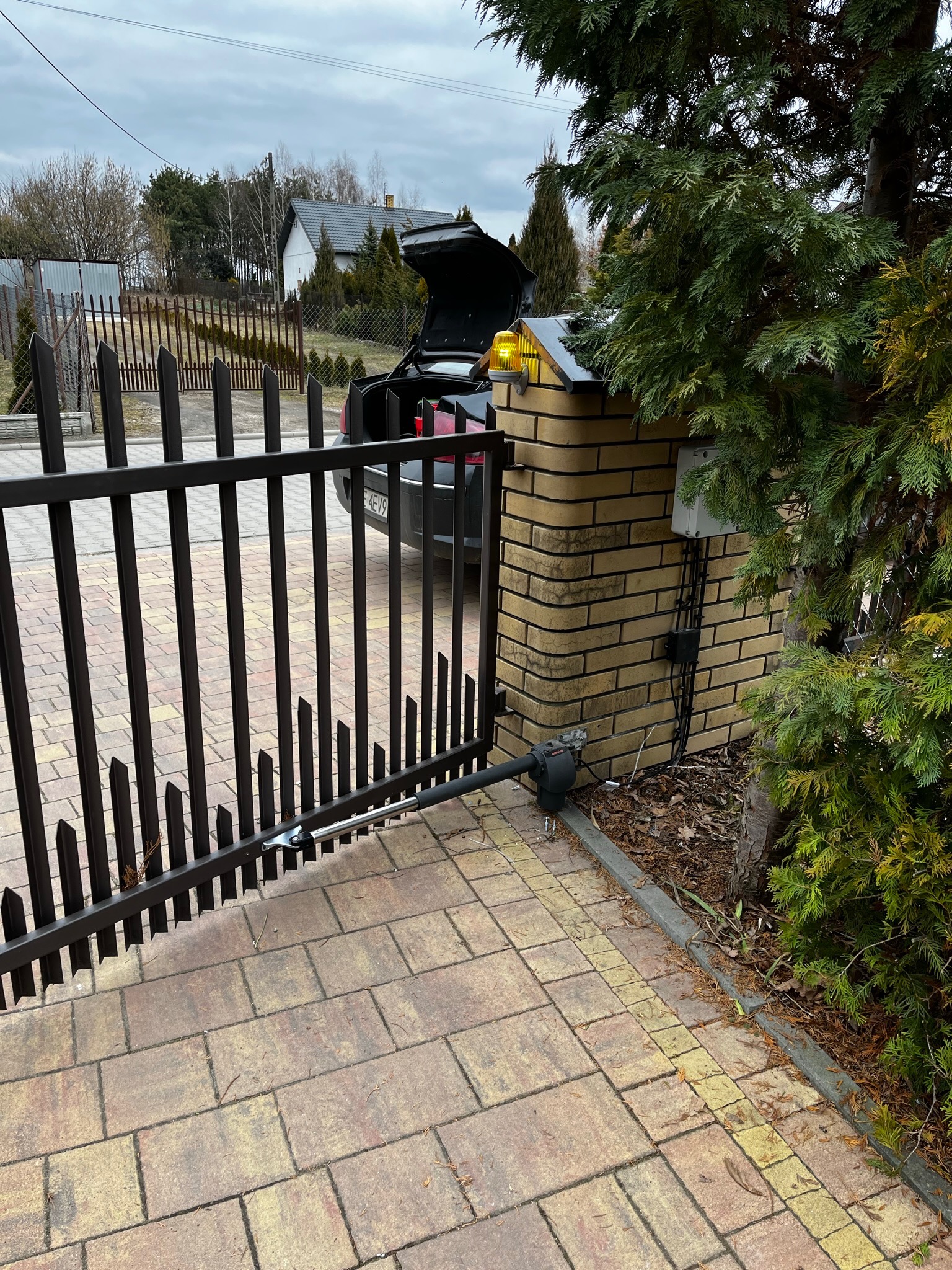 Montaż automatu dwuskrzydłowego firmy FAAC - Genius G-Bat 300