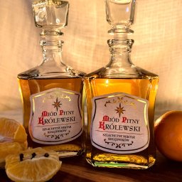 Etykiety drukowane na folii samoprzylepnej uszlachetnione folią soft oraz złoceniem.