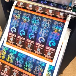 Zakładki do książek dla młodzieży szkolnej uszlachetnianej miłą w dotyku folią soft i elementami wzbogaconymi folią holo.